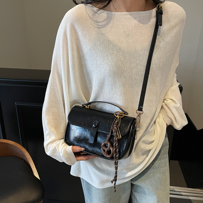 A simple and stylish handbag for women, a new 2025 casual and versatile crossbody bag, a fashionable and high-quality commuting small suitcase Application Scenario