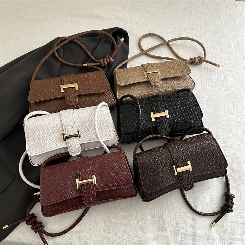 Woven solid color 2025 simple and color-blocked fashion, casual and retro street crossbody bag with shoulder Application Scenario