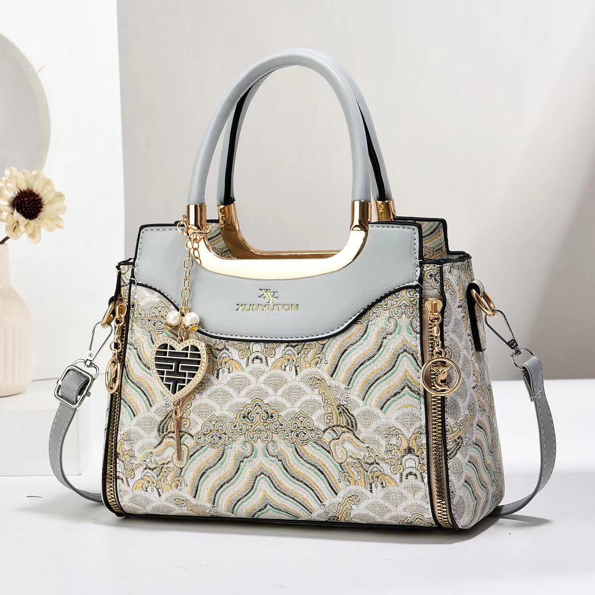 2024 New Korean-style fashionable and trendy Chinese-style embroidered single-shoulder crossbody bag for middle-aged women, elegant and stylish handbag details Picture