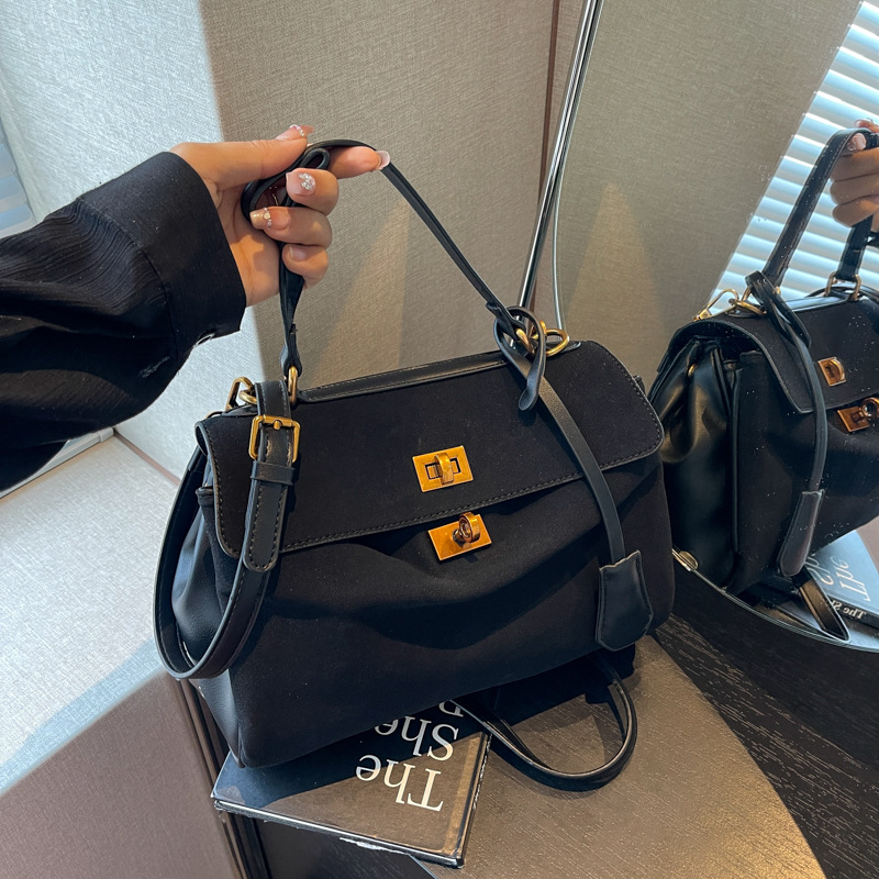 Large-capacity women's 2025 new style fashionable retro casual matte crossbody bag, women's hand-held platinum Kelly bag Application Scenario