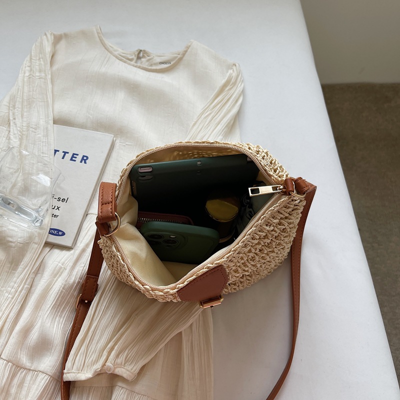 Summer stylish and casual crossbody bucket bag for women, large-capacity beach vacation bag, trendy single-shoulder straw woven bag Application Scenario