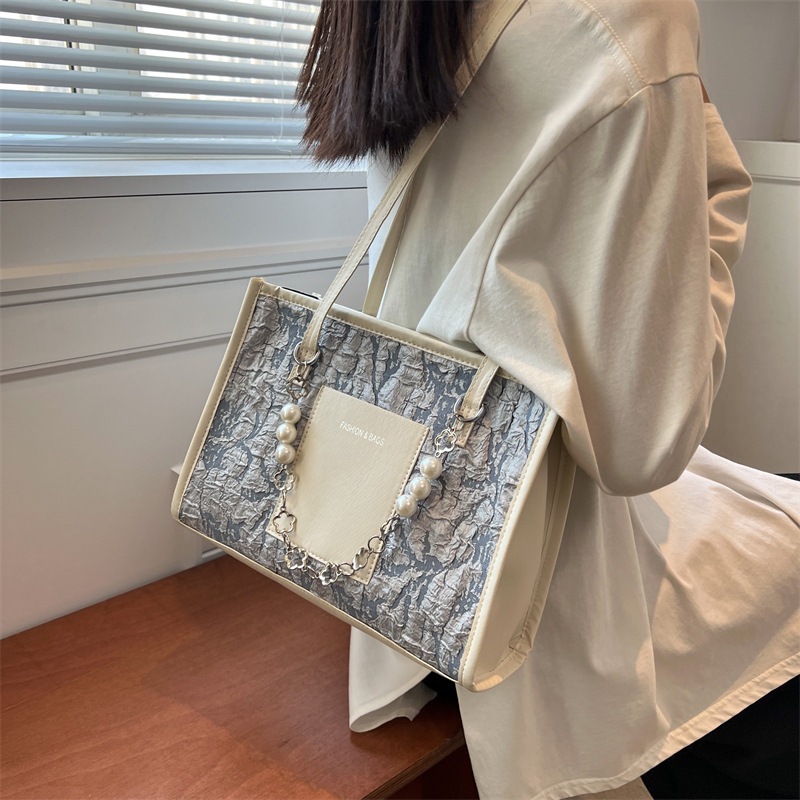 A new summer large-capacity pearl chain single-shoulder bag with a unique design and a high-end underarm bag Application Scenario