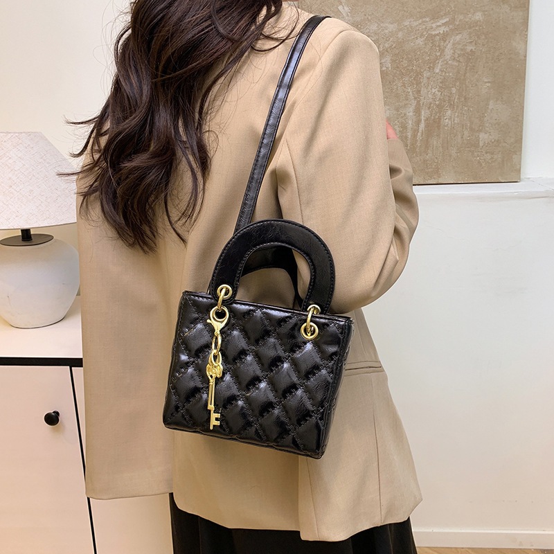 In 2025, a new solid color Korean-style retro and simple design has been launched. This is a casual single-shoulder, crossbody, hand-held small square bag for women Specification drawing