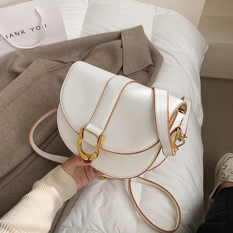 A high-end and niche design bag, a new fashion crossbody bag for women in 2025, simple solid color single-shoulder armpit saddle bag details Picture