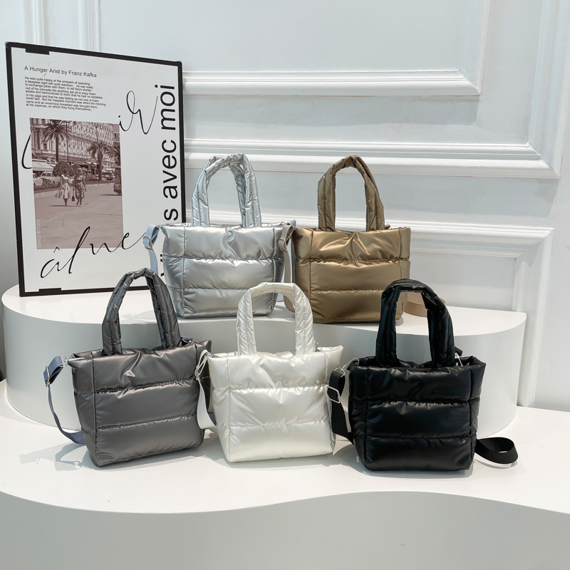 A cute and versatile winter cotton-padded jacket bag, a fashionable and individual hand-held cream puff bag, and a single-shoulder crossbody bucket bag Application Scenario