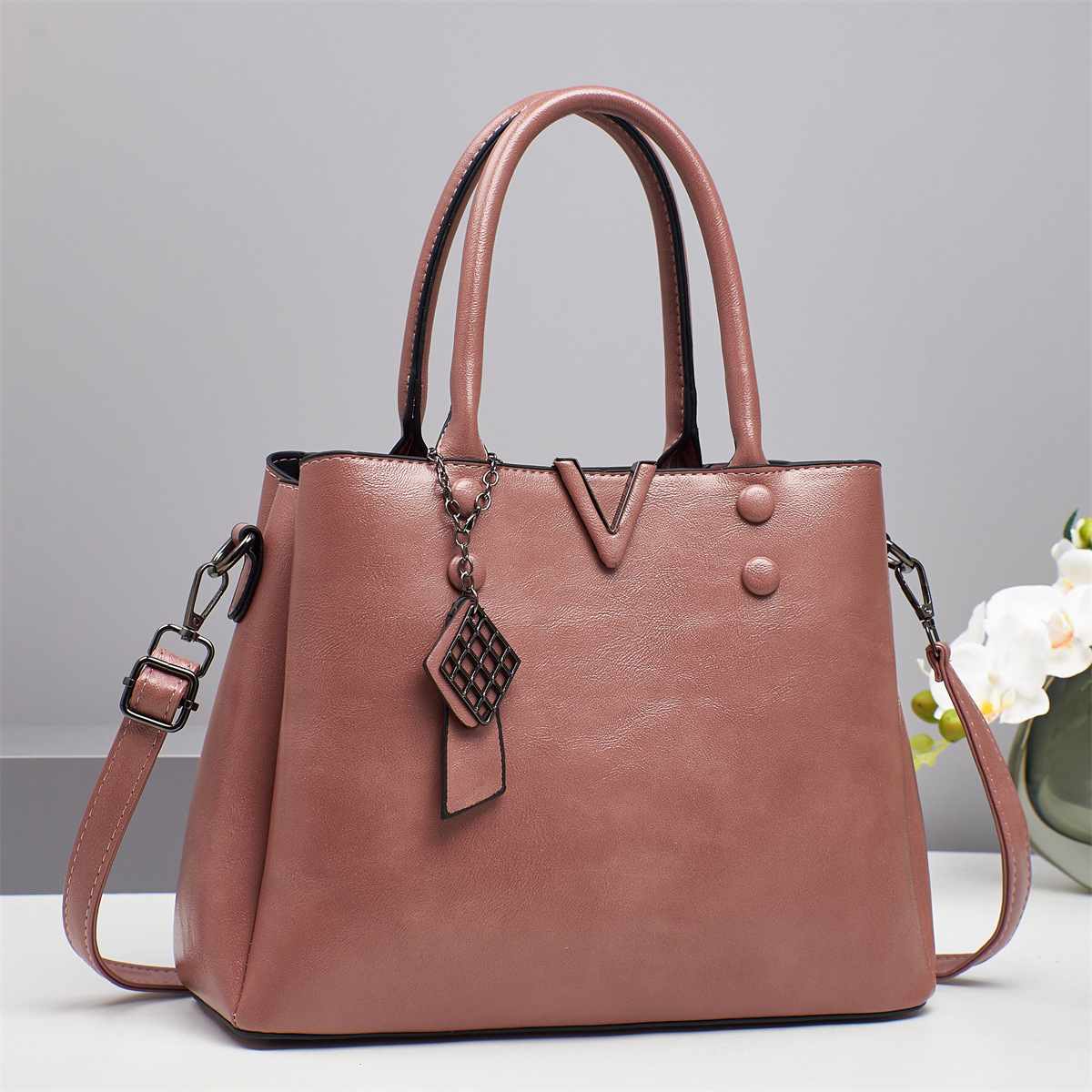 A new 2024 trendy and retro women's bag, a versatile hand-held large bag with a high-quality feel for women, a single-shoulder bag and a crossbody bag Application Scenario
