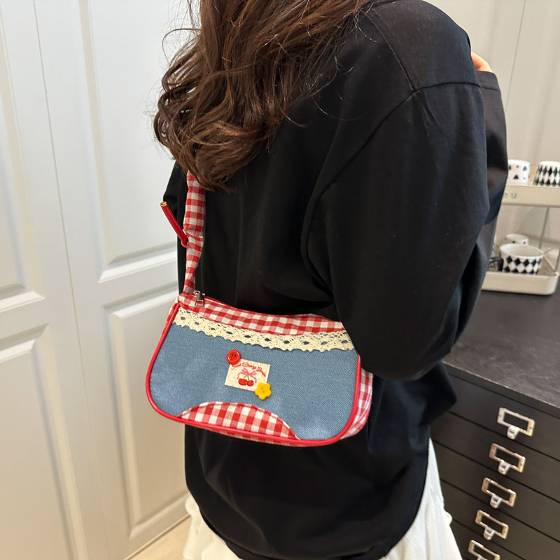 A new style of sweet and charming country-style hand-held small bag with red checkered patchwork bowling, single-shoulder crossbody bag details Picture
