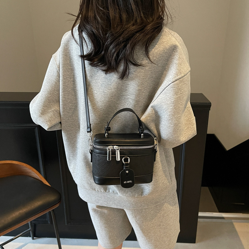 A niche design, fashionable hand-held box bag for women, a new retro single-shoulder bag with a high level of appearance, a casual crossbody bag Specification drawing
