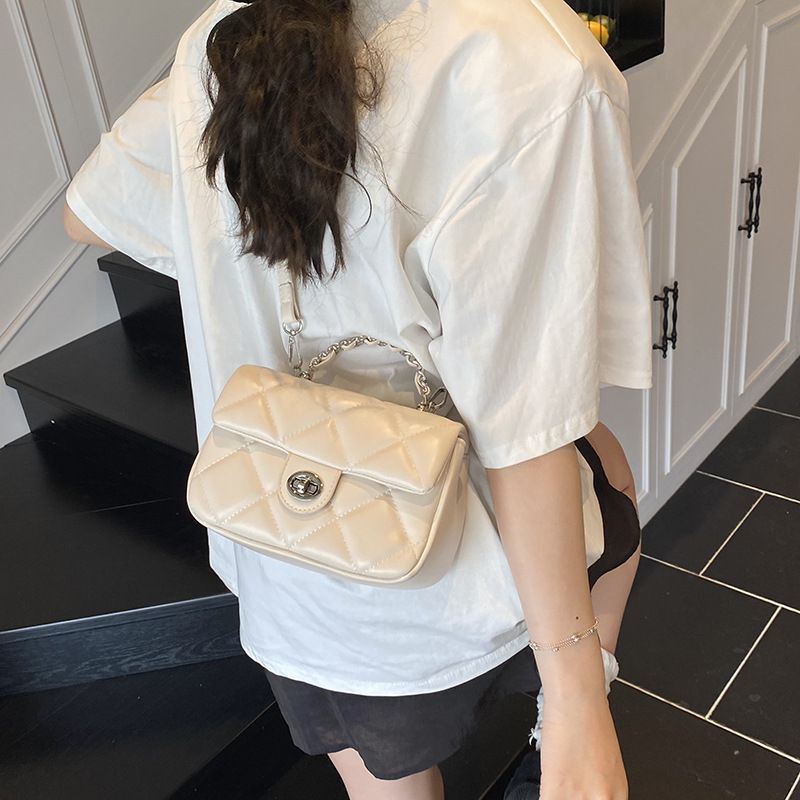 A high-end diamond-shaped handbag for women, a fashionable small square bag, a new 2025 versatile shoulder bag, and a stylish crossbody bag Application Scenario