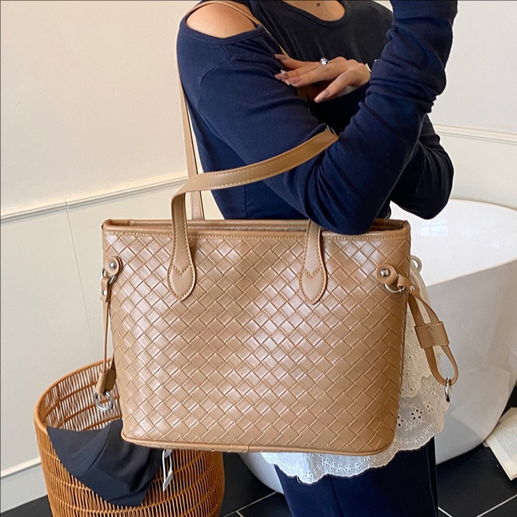 Large-capacity tote bag for women, 2025 new style, niche design, fashionable and stylish, solid color, trendy and casual single-shoulder armpit bag full figure