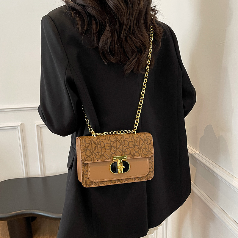The 2025 new fashion cross-border letter chain bag, high-end commuter bag, niche and versatile shoulder bag, crossbody bag details Picture