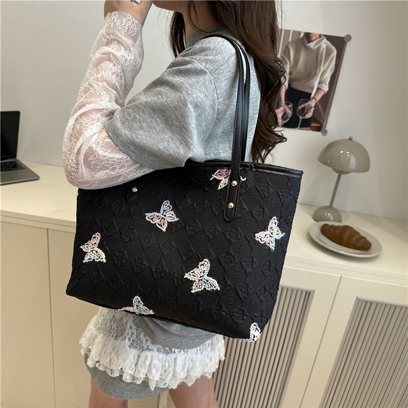 A stylish and fashionable large-capacity tote bag for casual commuting, a hand-carry bag, and a single-shoulder armpit bag for students to attend classes Specification drawing