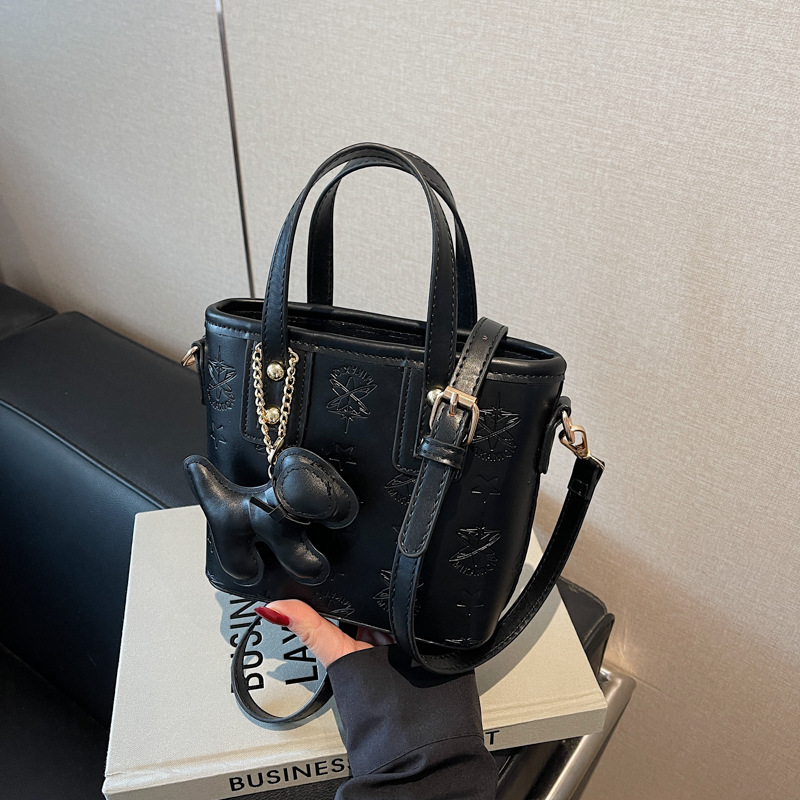 A new, trendy and versatile single-shoulder crossbody bag for women in 2025, a fashionable and casual hand-held bucket bag Specification drawing