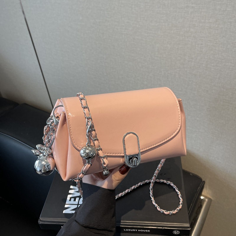 This is a new Korean style, trendy and fashionable, versatile small square bag with a niche design and a crossbody bag Specification drawing