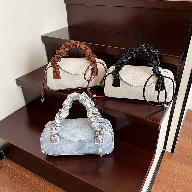 High-end texture, niche design bag, new trendy and fashionable women's shoulder bag, simple and versatile, commuting crossbody pillow bag Application Scenario