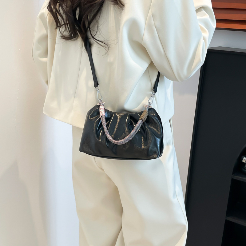 Pleated fashionable casual hand-held underarm bag for women 2025 new trendy Korean style single-shoulder bag, solid color versatile crossbody bag Application Scenario