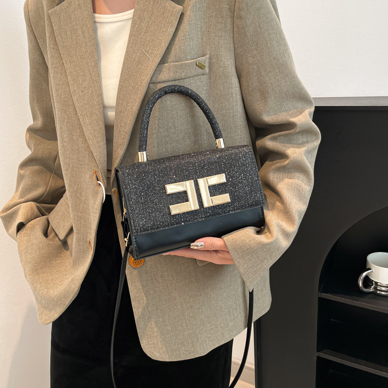 The new winter 2024 small square bag is a trendy, stylish, simple and versatile hand-held crossbody bag for commuting details Picture