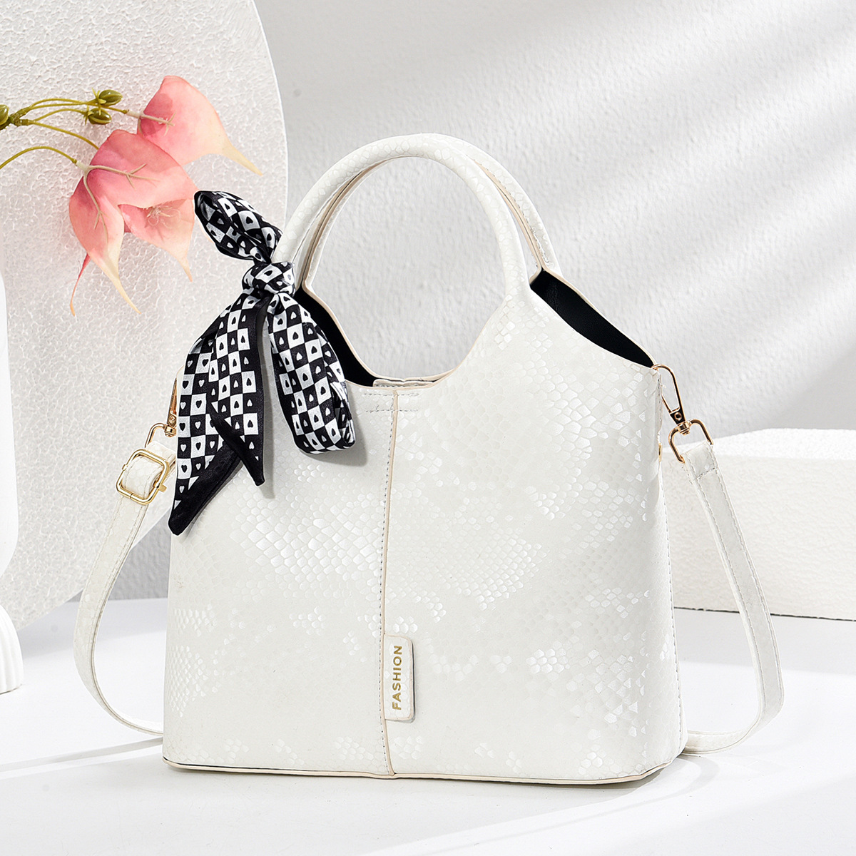Snake-patterned bag 2025 new style, high-end niche, versatile, mom's hand, shoulder, crossbody bag, bucket, women's bag, handbag Application Scenario