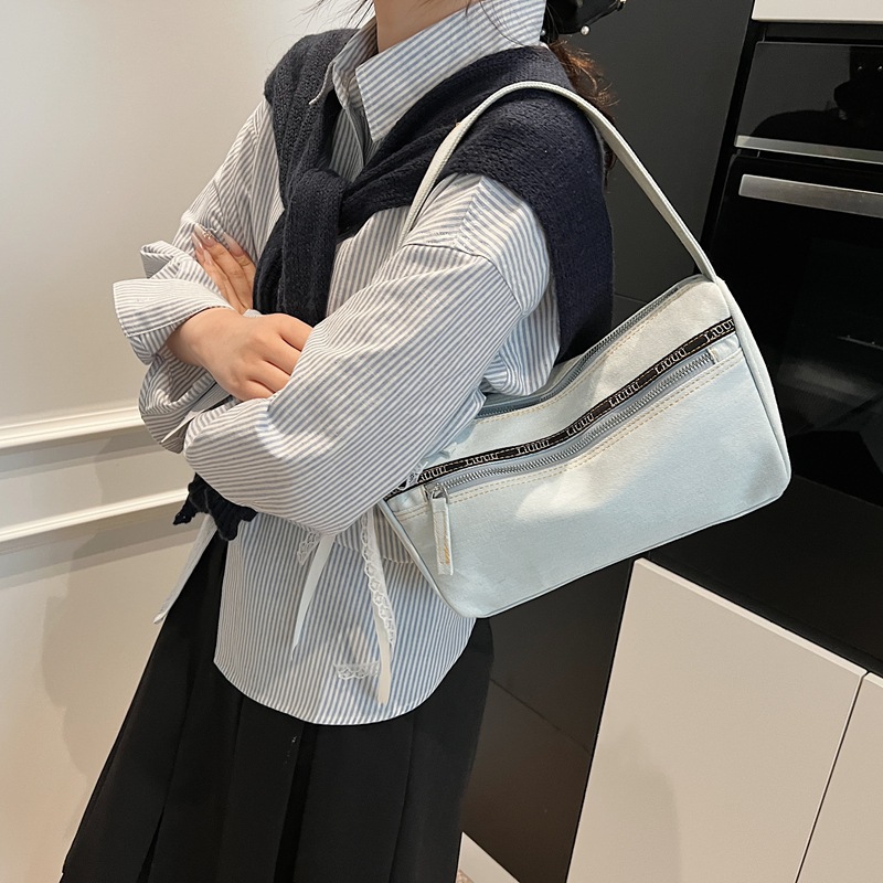 A trendy Korean niche denim baguette bag for women in 2025, a versatile single-shoulder underarm bag for commuting Application Scenario