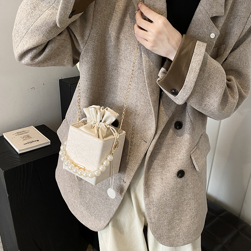 A new 2024 autumn/winter collection of high-end and niche small bags and box bags, featuring a chain texture and pearl, is a versatile single-shoulder crossbody bag Specification drawing