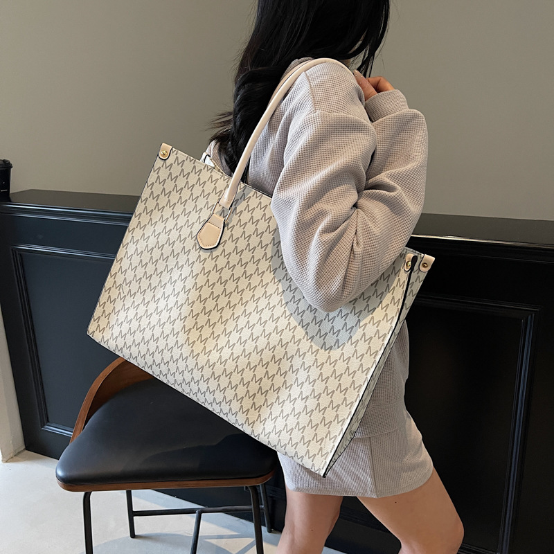 European and American retro 2025 new style fashionable and simple large-capacity tote bag, trendy hand-carried commuter lady tote bag details Picture
