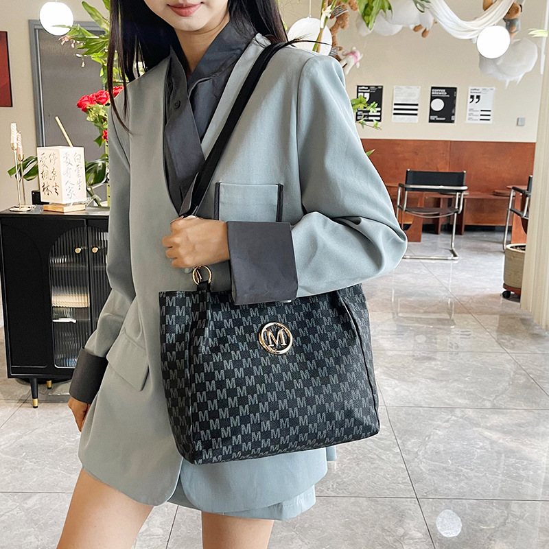 A new cross-border trendy and fashionable tote bag for women's commuting, a large-capacity, simple and retro printed women's bag details Picture