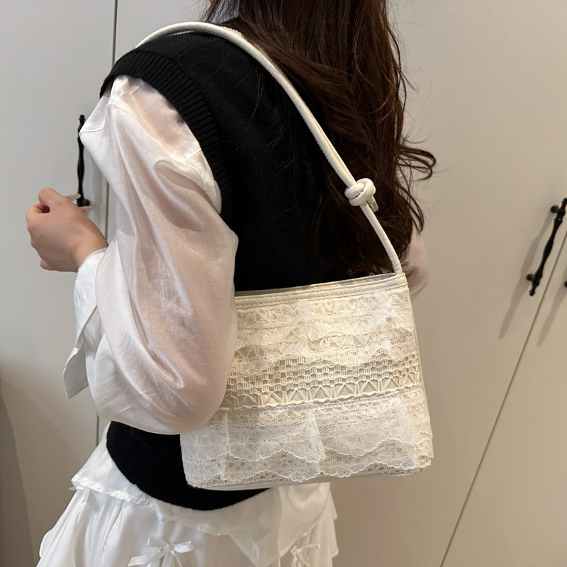 Cross-border trendy women's bag, fashionable and niche ins woven design, new 2025 trendy and stylish single-shoulder crossbody bucket bag Application Scenario