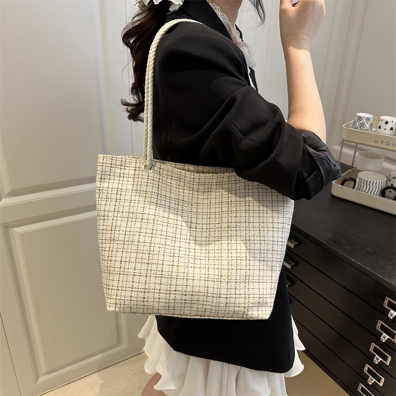 Single-shoulder bag, artistic women's large bag, 2025 new Korean-style fashionable canvas bag, trendy large-capacity handbag details Picture