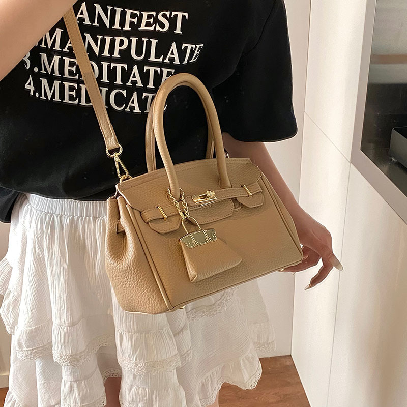 Urban fashion commuter bag, high-end handbag, small bag, popular single-shoulder crossbody bag, women's casual and versatile platinum bag full figure