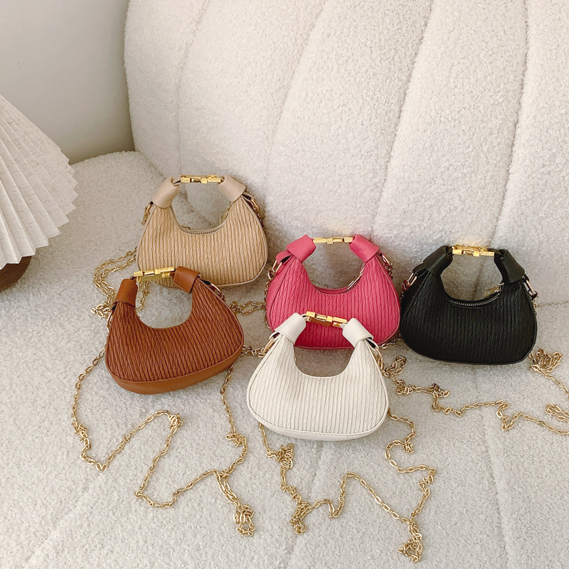Summer large-capacity women's bag 2025 new style, fashionable, versatile and high-end, dumpling bag, stylish and casual handbag Application Scenario