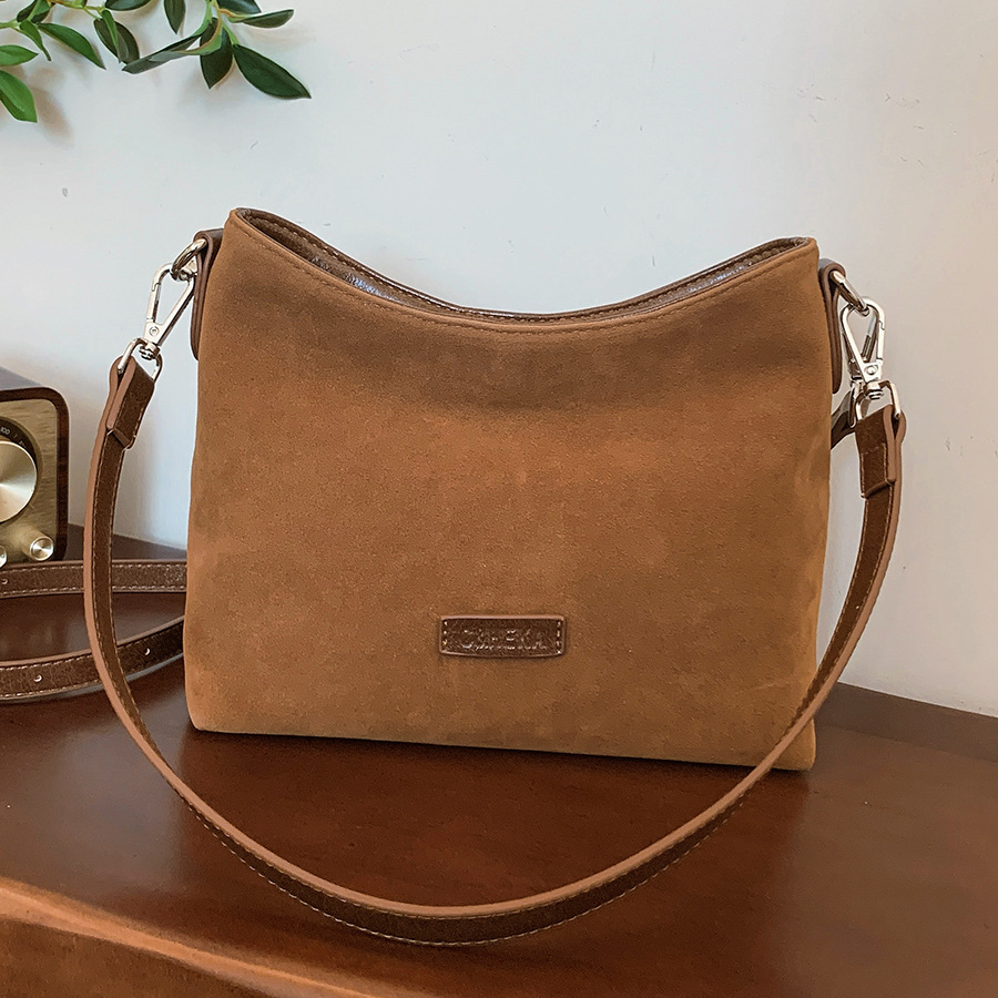 High-end texture simple bag for women 2024, fashionable and versatile, matte retro underarm bag, casual single-shoulder crossbody bag, trendy full figure