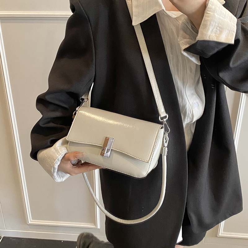 Soft leather single-shoulder underarm bag for women, 2025 new style, high-end feel, casual and versatile, commuting crossbody small square bag Application Scenario