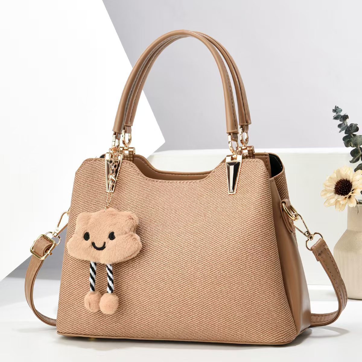 High-end quality single-shoulder bag, fashionable and trendy handbag, simple and new ladies' bag, versatile crossbody Korean-style crossbody bag Application Scenario