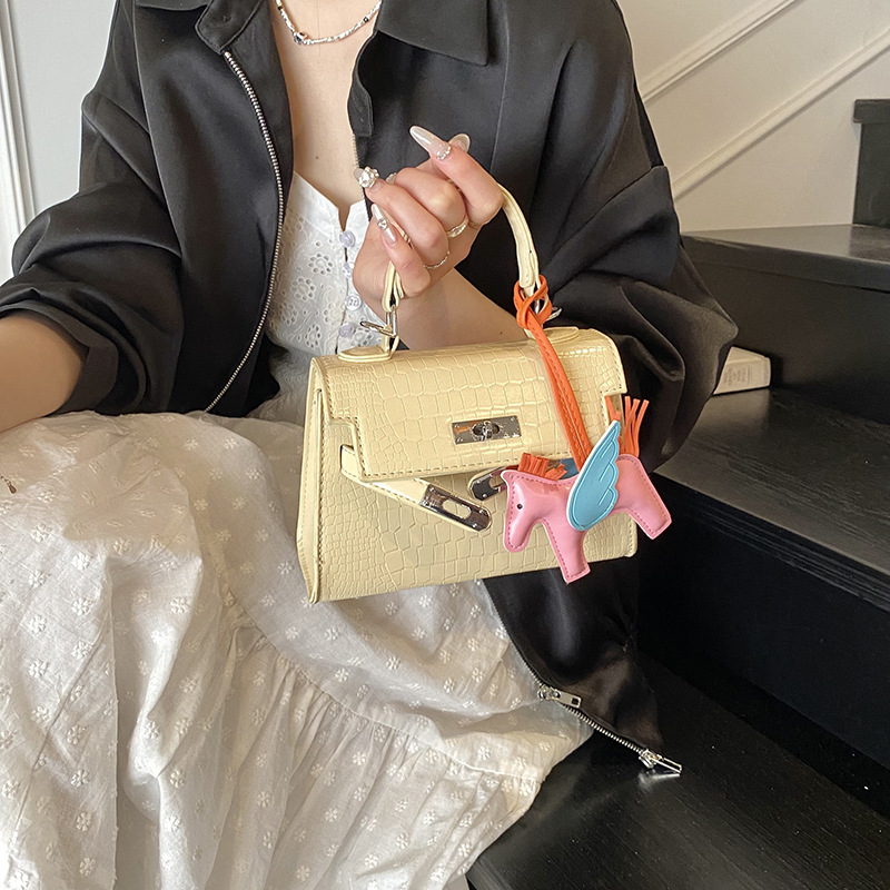 The high-end Kelly bag for women in 2025 is a new style of fashionable and casual stone pattern single-shoulder bag and a trendy solid color crossbody bag details Picture