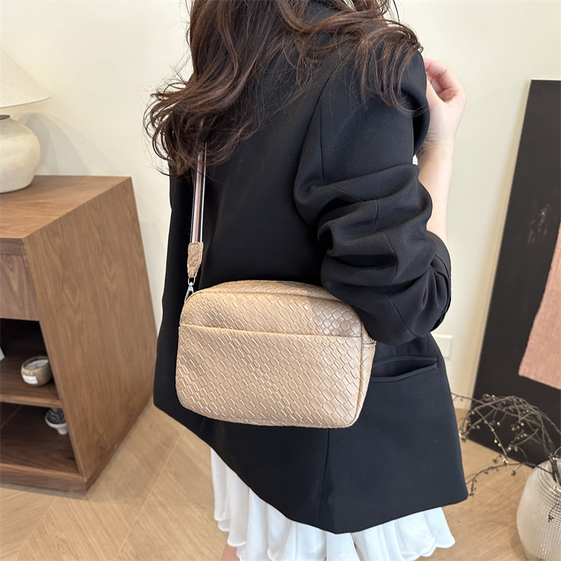 The 2025 new style of fashionable woven pattern single-shoulder bag for women, a simple and small square bag with a trendy and niche design, is a crossbody bag for women details Picture