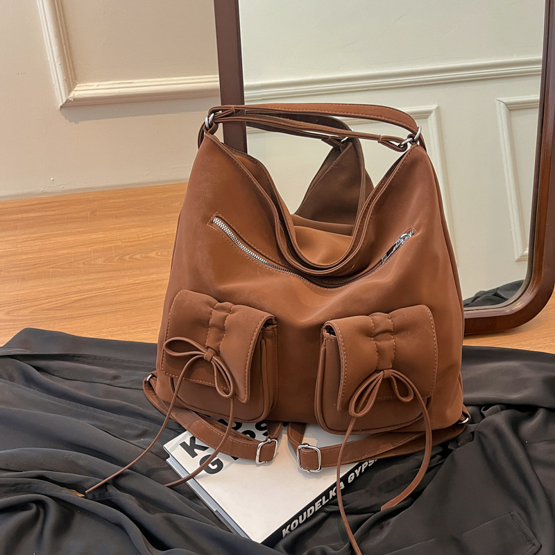 Retro commuter tote bag, women's large-capacity crossbody bag, 2024 new multi-functional single-shoulder bag, three-in-one backpack Application Scenario
