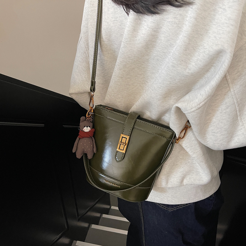 A high-end and fashionable bucket bag for women in 2025, a trendy, casual and versatile single-shoulder bag with a niche design Application Scenario
