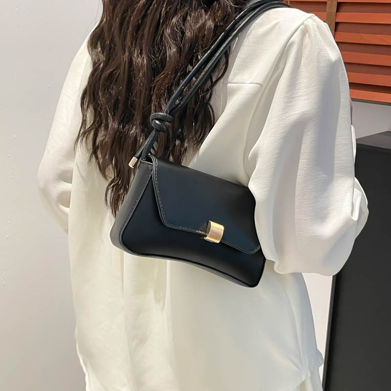 High-end style bag for women 2025 New baguette bag, retro hand-held underarm bag, stylish young girl single-shoulder crossbody small bag details Picture