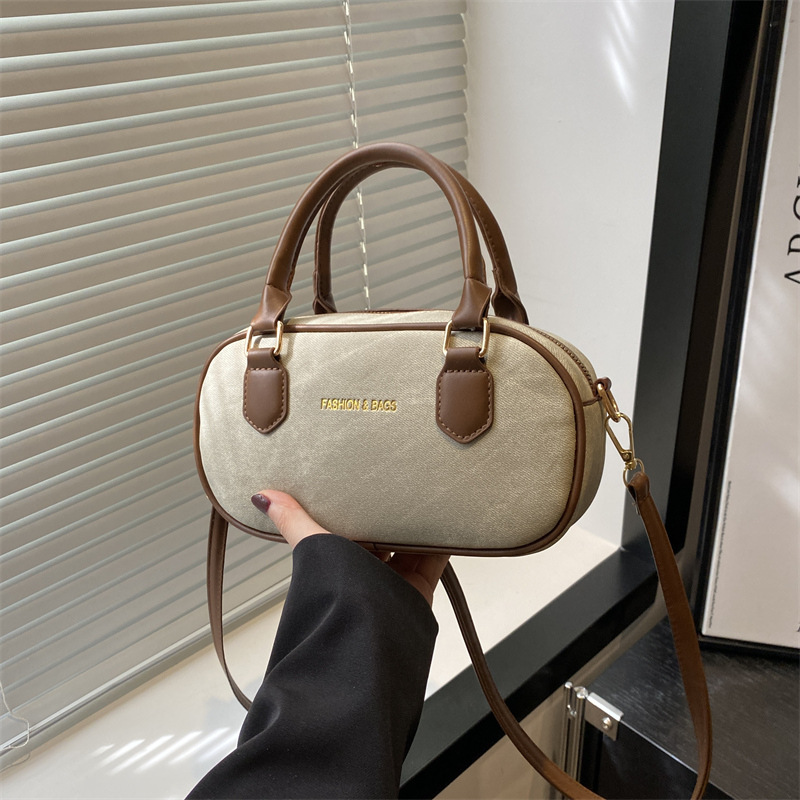 This year, the "Small Bag Women 2025" new fashion single-shoulder crossbody bag is a versatile Boston pillow bag for commuting full figure