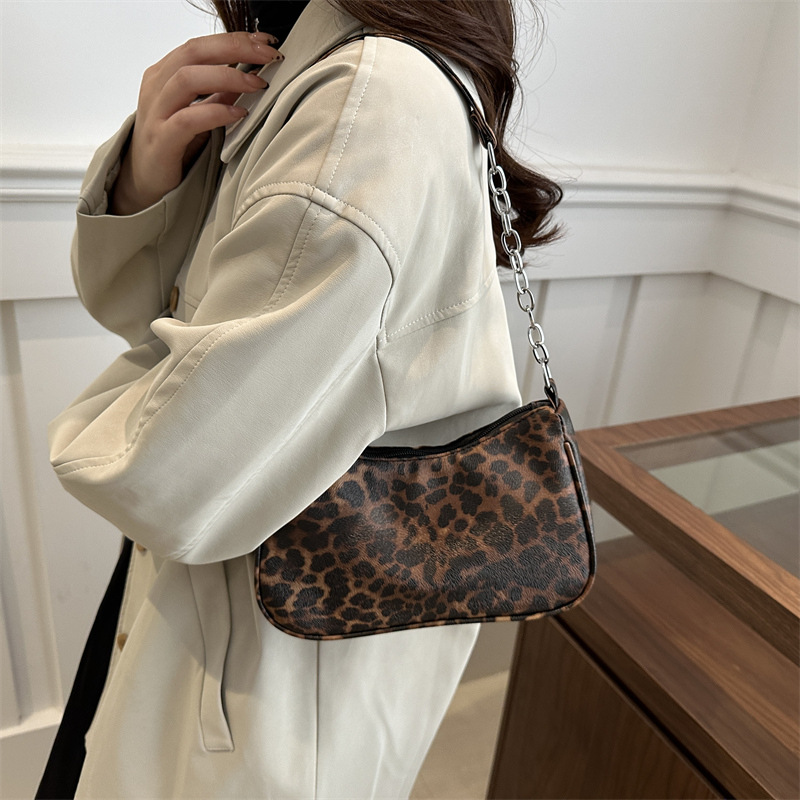 The new autumn cross-border women's bags are fashionable and trendy leopard print single-shoulder bags, versatile small crossbody bags and commuting bags details Picture