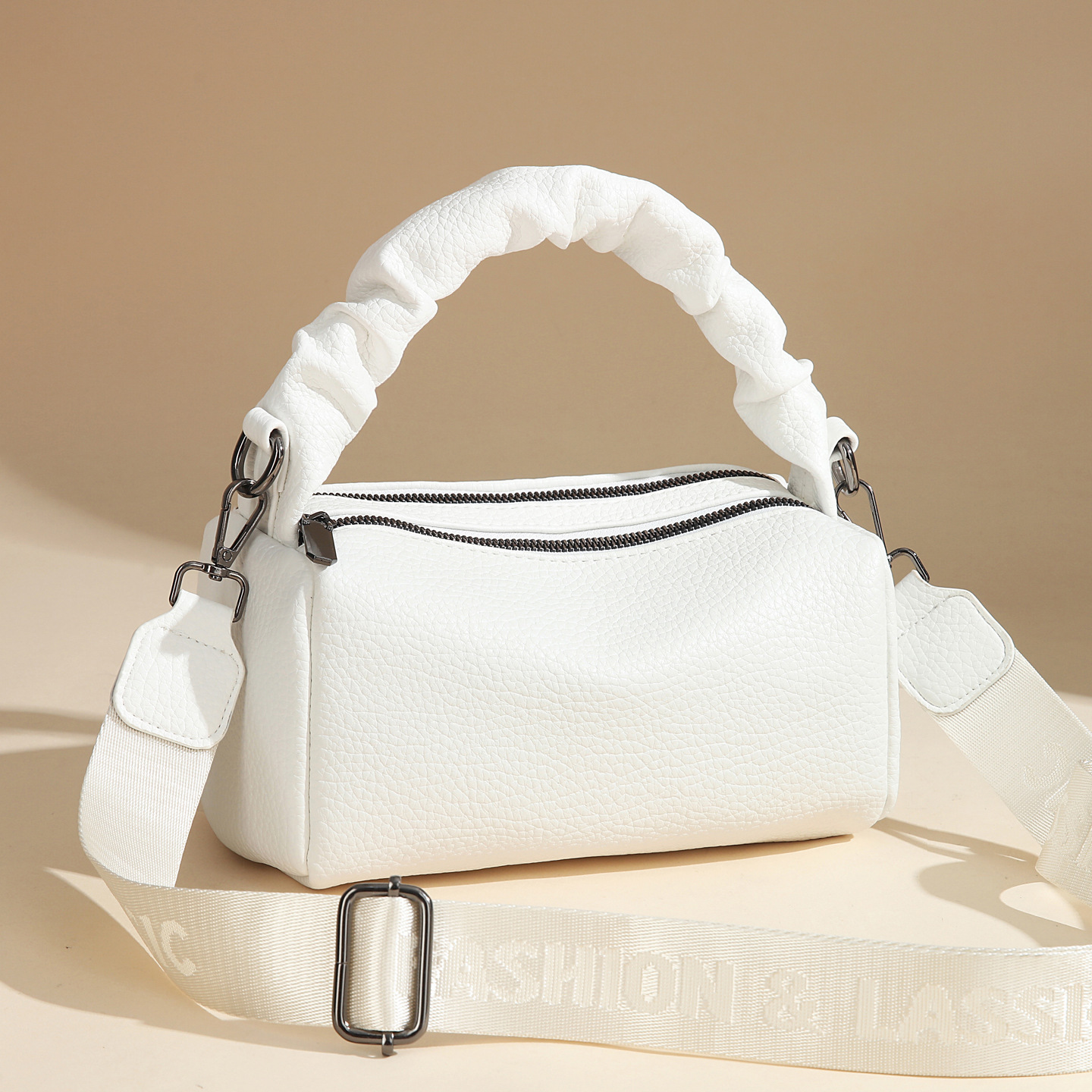 The new 2025 light luxury women's bag is fresh and sweet. It's a stylish hand-held pillow bag with a large capacity and a single shoulder Application Scenario
