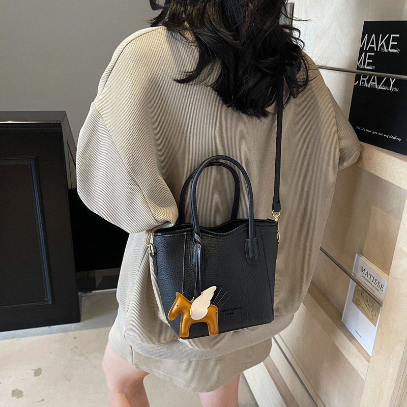 A high-end, stylish hand-held bucket bag for women 2025, a versatile and fashionable bestseller for commuting single-shoulder crossbody bags Application Scenario