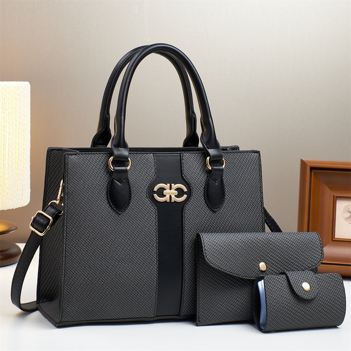 We are shipping the 2025 new style of patchwork mother and child bag three-piece set, a fashionable and versatile single-shoulder bag, and a simple and trendy cross-border handbag full figure
