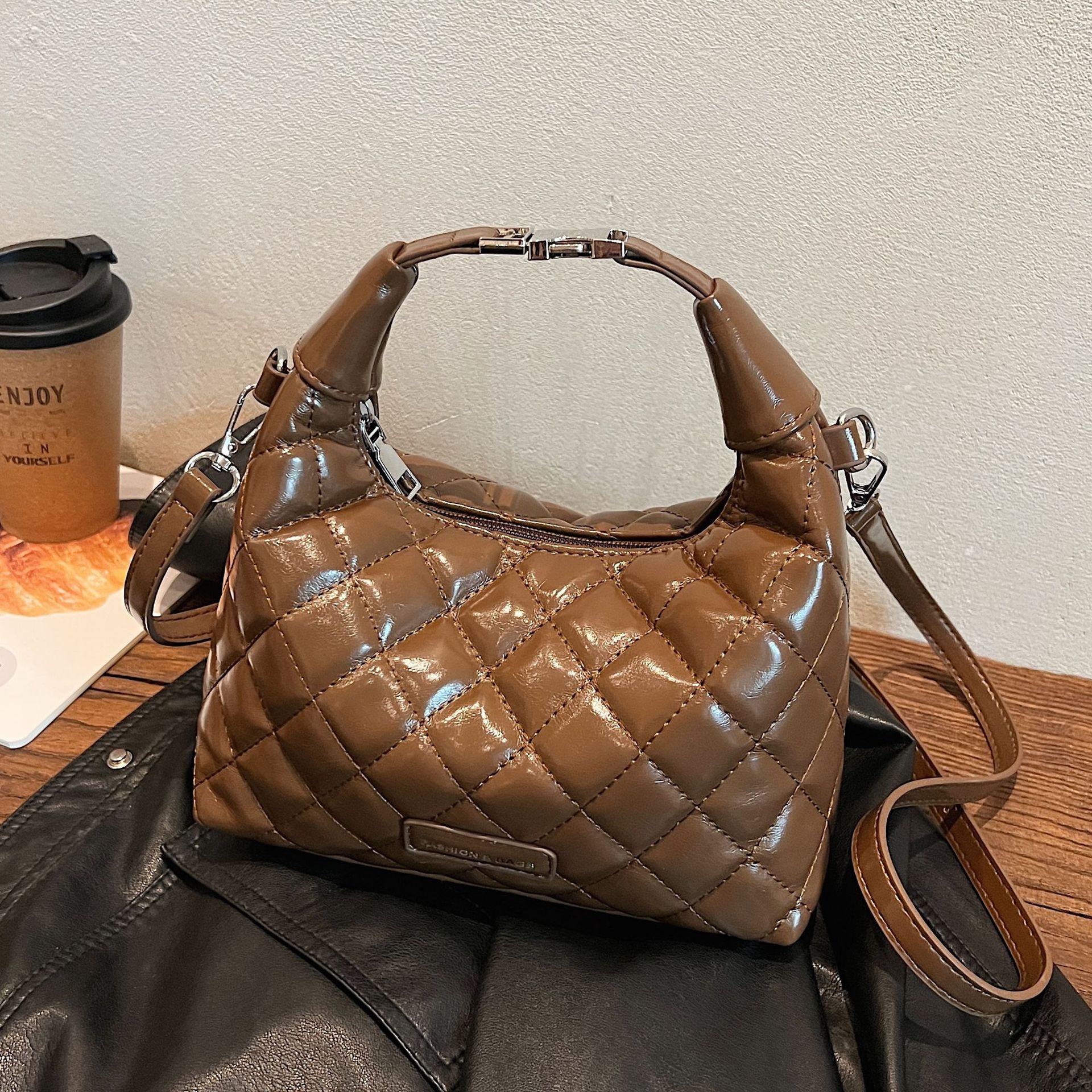 The 2024 new women's bag with embroidered thread and diamond-shaped underarm bag features a high-end and niche design. It is a single-shoulder crossbody handbag and wrist bag full figure