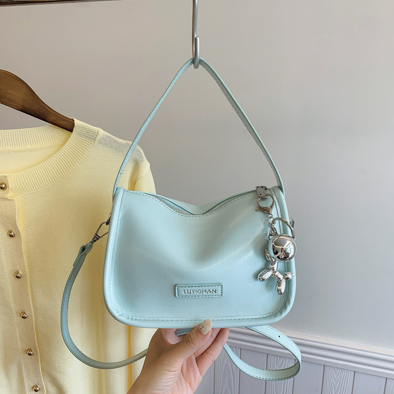 A niche design quality single-shoulder underarm bag, a new 2025 versatile crossbody small bag, a fashionable chain hand-held small square bag full figure