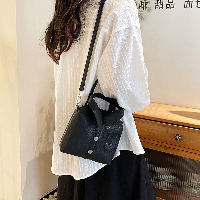 Korean-style niche and individualistic design handbag, a new fashionable and casual shirt bag for women in 2025, a simple and trendy crossbody bag Application Scenario