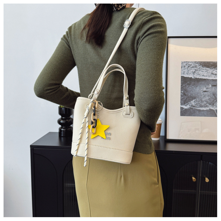 A new 2025 fashionable large-capacity hand-held bucket bag with lychee pattern, a high-end commuter versatile single-shoulder crossbody bag for women Specification drawing