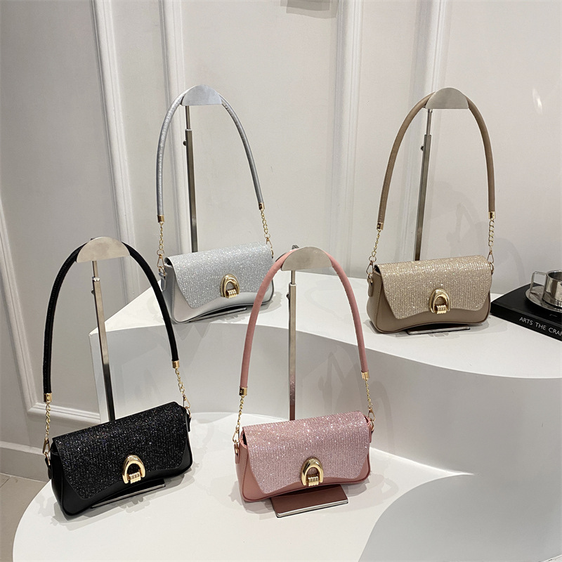 Retro style single-shoulder crossbody bag for women 2025 new stylish and fashionable commuting trend simple square underarm bag Application Scenario