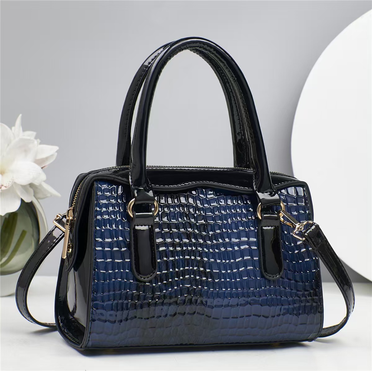 The 2025 new crocodile-patterned Boston pillow bag is a large-capacity handbag and a versatile single-shoulder crossbody bag for women details Picture