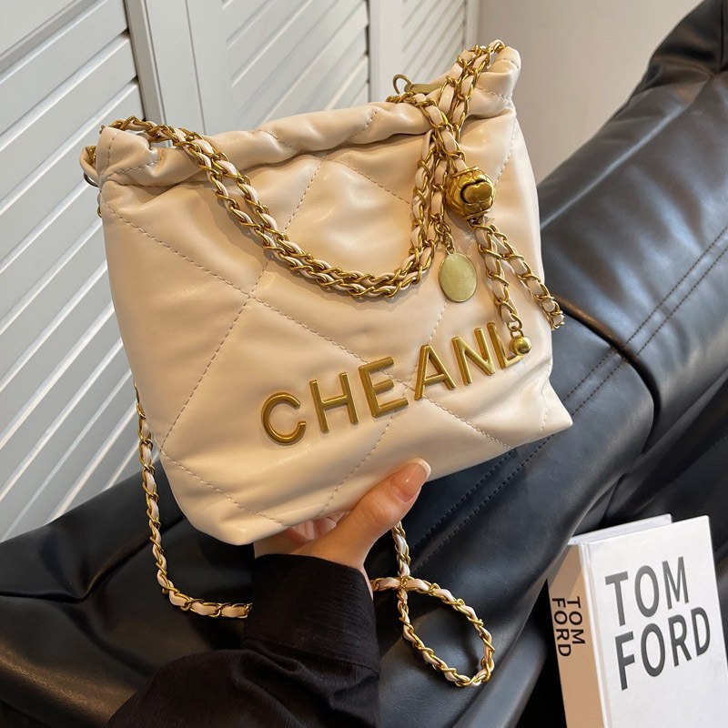 Cross-border Xiangfeng diamond-shaped chain bag for women 2025 New style, trendy and fashionable texture tote bag, large capacity bucket bag Application Scenario